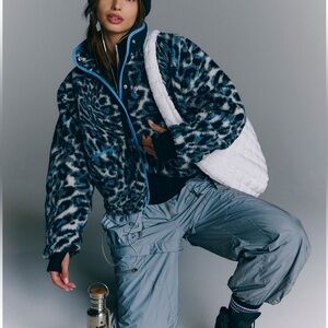 new FP Movement hit the slopes printed fleece jacket in snow leopard